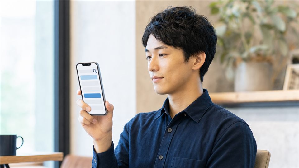 スマホでChatGPTの過去チャット検索を使う日本人男性